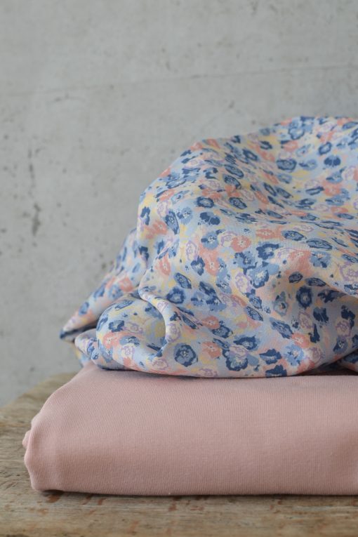 Viskose Blütenmeer mit Bio-Jersey Rose