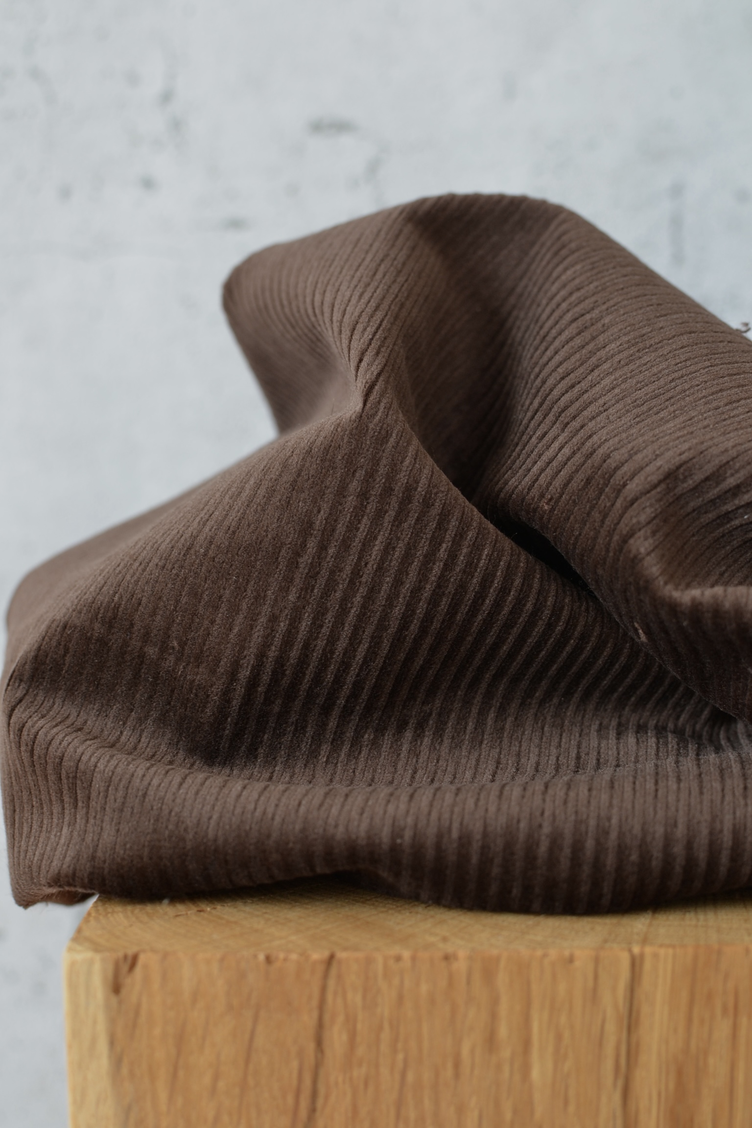 italienischer Cord Stoff Herbstfarbe dunkle Schokolade