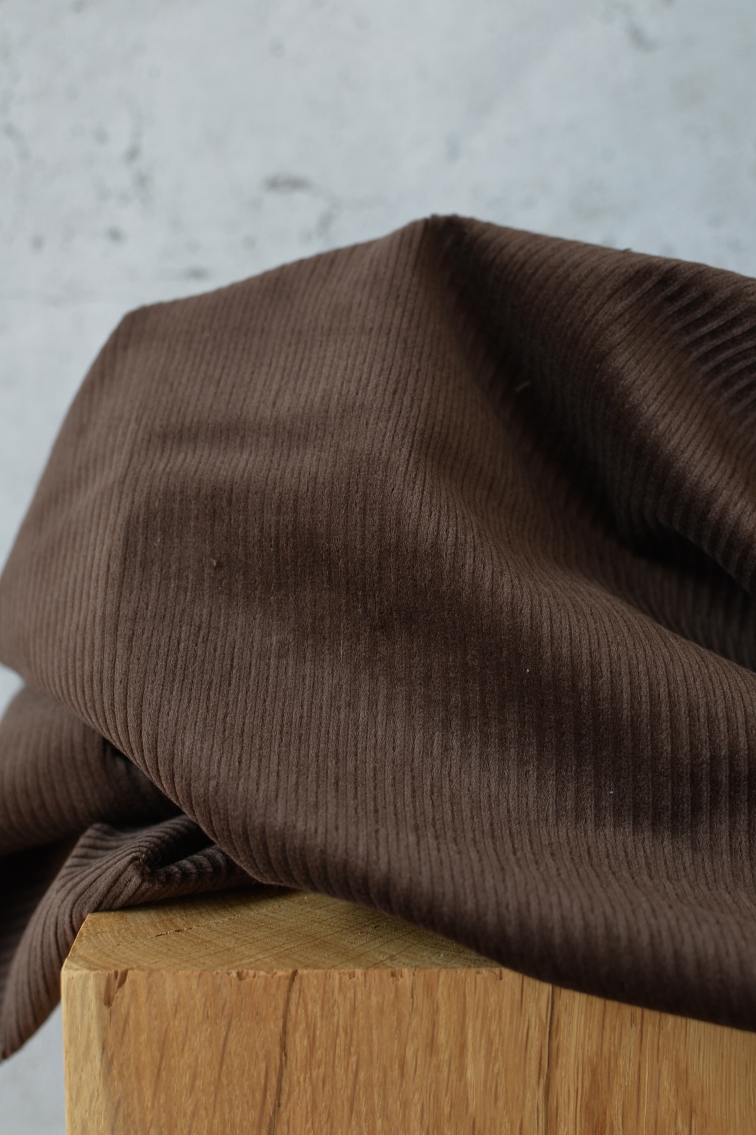 italienischer Cord Stoff Herbstfarbe dunkle Schokolade