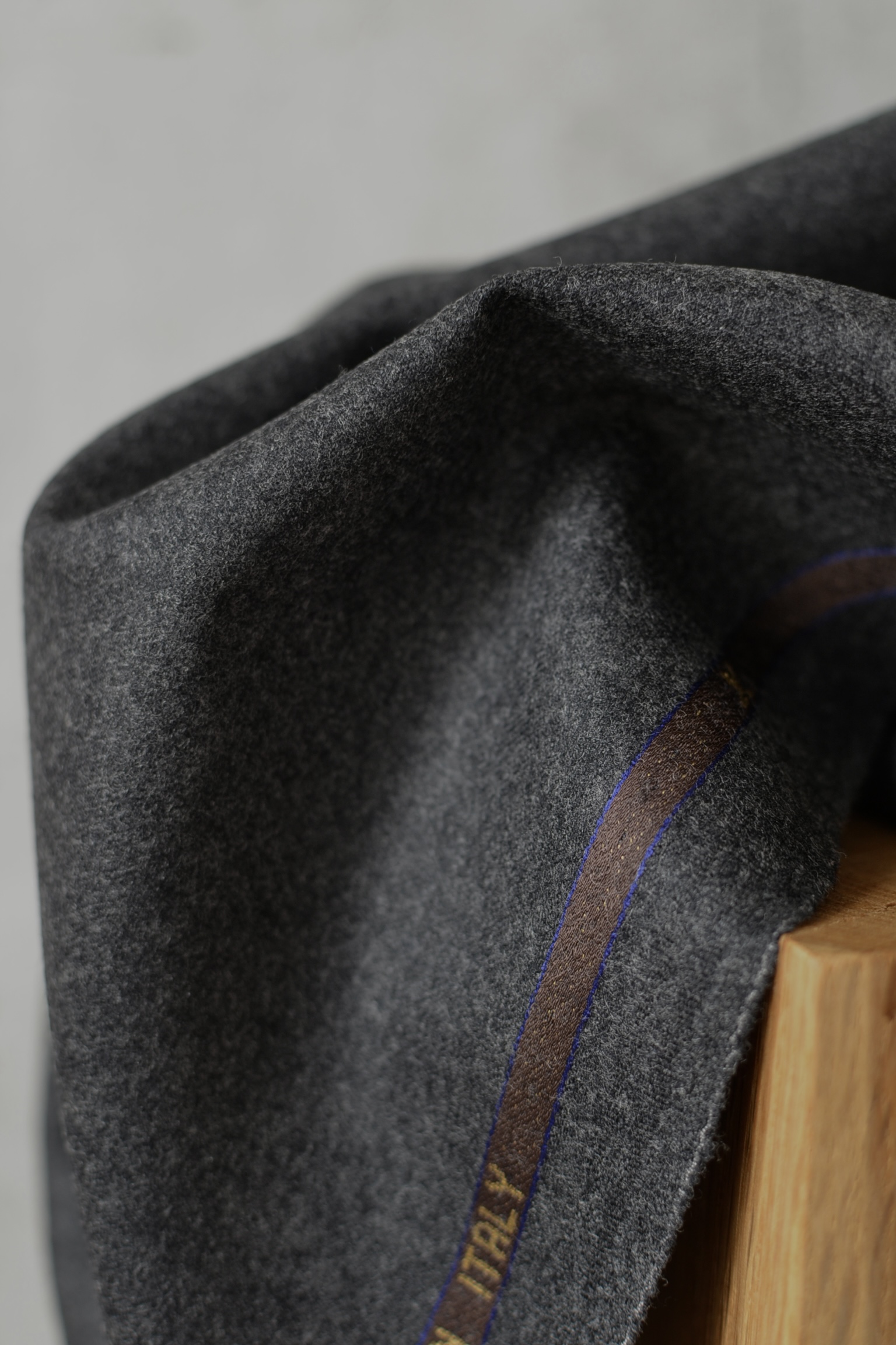 Schurwolle Flanell Scuro Designerstoff Italien